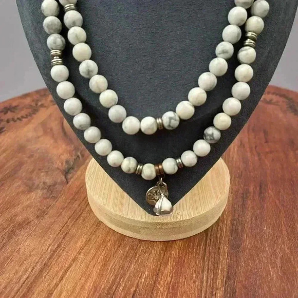 Stone Necklace White Howlite Beaded 18" Strand Stretch Silver Tone Beads - Picture 2 of 7